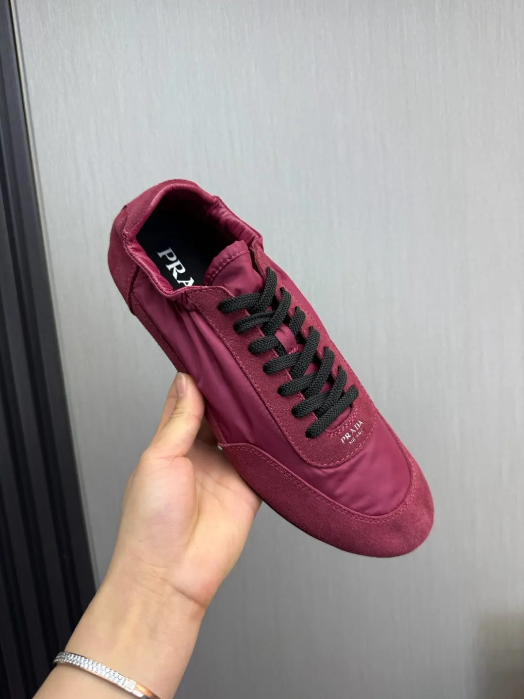 Men's Shoes💰500💰Men's PRADA 2025 Early Spring Collapse New Sports Shoes Moral Training Shoes Collapse's name comes from the fact that it can be easily put on and taken off with bare hands ~ The light and comfortable features create a more relaxed and casual look, and the side elastic design can be worn twice! Super comfortable catwalk sneakers, as thin and light as ballet slippers, as comfortable as sneakers, comfortable and super light on the feet. Fabric: frosted cowhide leather spliced ​​with nylon cloth, cowhide foot pads, men's size 38-45